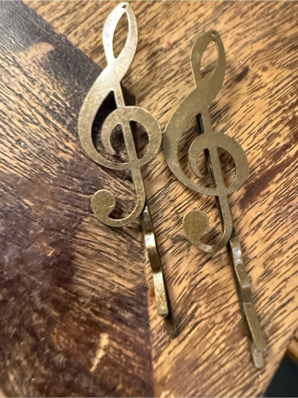 Treble clef bobby pins set up to
